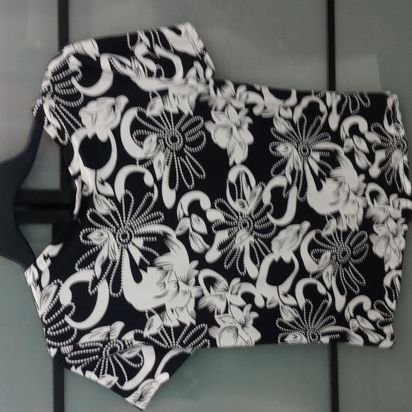 Black and white Top - Picture 2 of 4